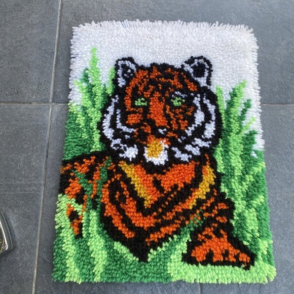 Vintage 70s MCM Handmade Tiger Latch Hook Yarn Wall Rug Tapestry Tiger 21” X 15” - Picture 10 of 13